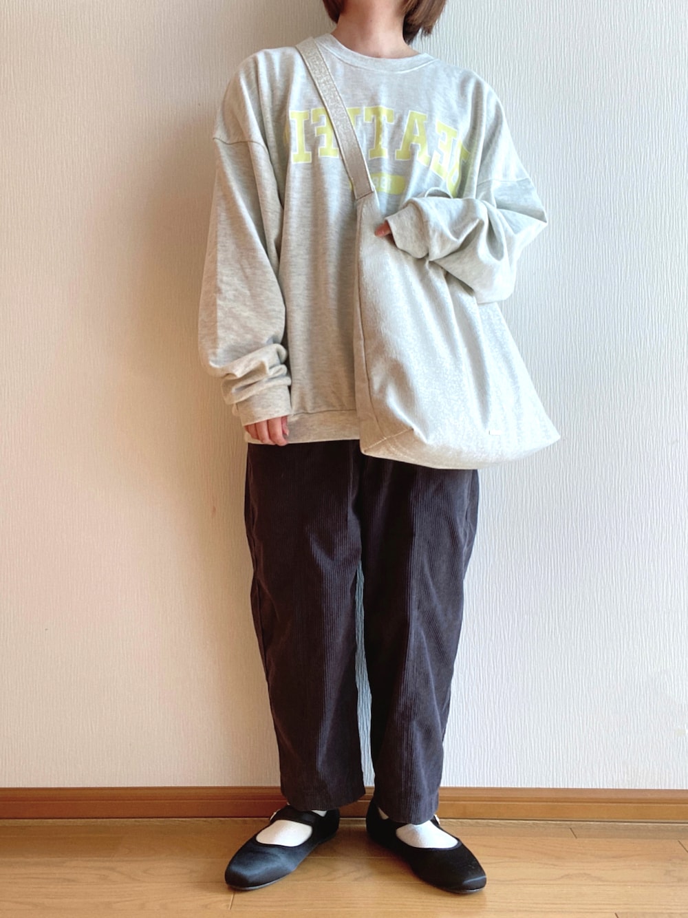 「シンプル、スウェット、コーデュロイ、パンツスタイル、カジュアル、低身長女子、プチプラコーデ、リラックススタイル、秋コーデ」｜「しまむらのアイテム（スウェット、グレー系）」を使った、mimiさん（レディース・150cm）の秋コーディネートの1枚目の写真