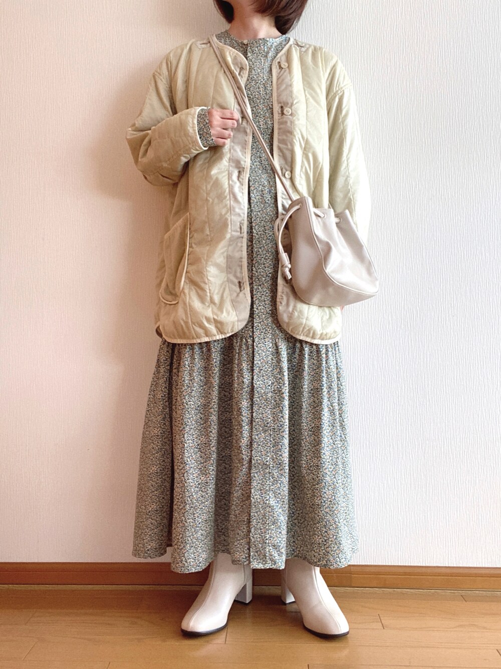 「秋服、シンプル、着回しコーデ、ワンピース、花柄、ロングワンピース、ブーツ、ライナーコート、きれいめカジュアル、低身長」｜「niko and...のアソート柄ティアードワンピース（ワンピース、グリーン系）」を使った、mimiさん（レディース・150cm）の秋コーディネートの1枚目の写真