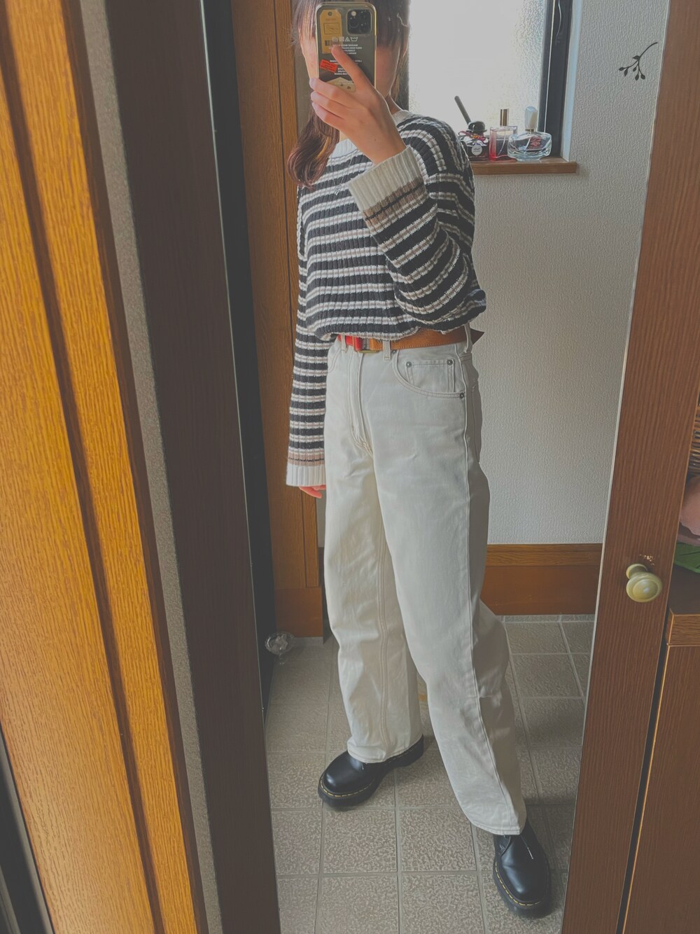 「カジュアルコーデ、大学生コーデ、今日のコーデ、タックイン、ボーダー、厚底シューズ、デニムパンツ、AZUL by moussy、アズールバイマウジー(AZUL by moussy)、Dr.Martens、ドクターマーチン」｜「AZUL by moussyのHIGH WAIST DENIM WIDE Ⅲ/ハイウェストデニムワイドⅢ（デニムパンツ、ホワイト系）」を使った、Kahoさん（レディース・163cm）の春コーディネートの1枚目の写真