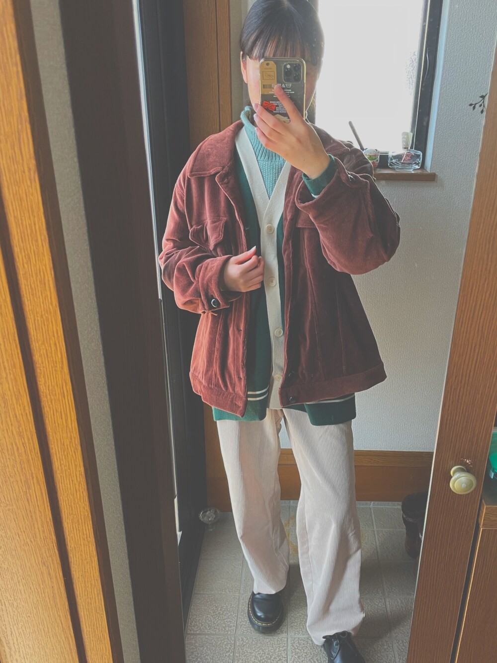 「AS KNOW AS、Dr.Martens、ドクターマーチン、コーデュロイ、厚底シューズ、レイヤードスタイル、着回しコーデ、大学生コーデ、おしゃれさんと繋がりたい、いいね、save、フォローお願いします🤑」｜「Dr. MartensのDr.Martens / ドクターマーチン 1461 3EYE GIBSON SHOE 3ホール ギブソンシューズ/1461BEX ベックス（ドレスシューズ、ブラック系）」を使った、Kahoさん（レディース・163cm）の冬コーディネートの1枚目の写真