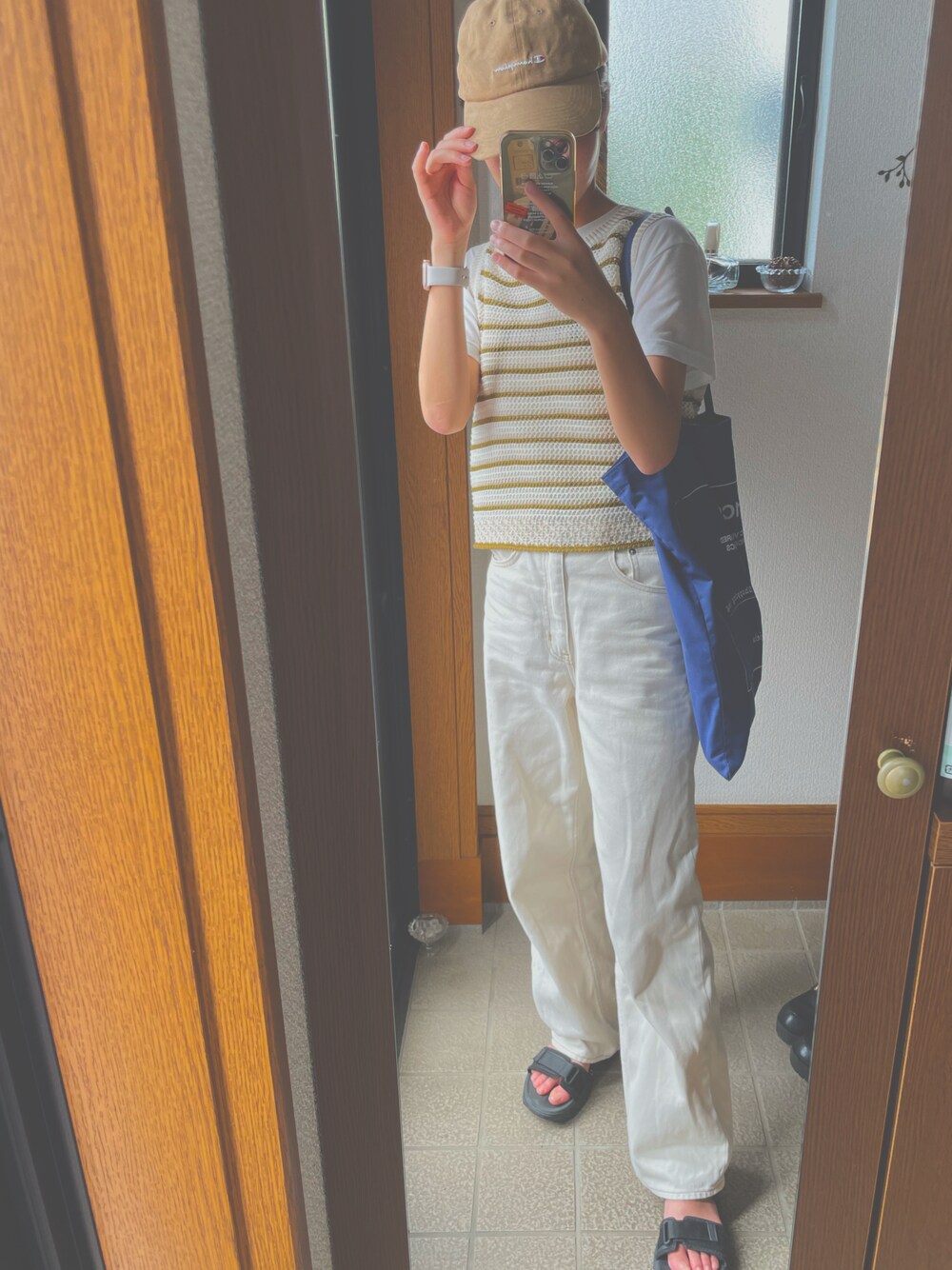 「今日のコーデ、カジュアルコーデ、デニムパンツ、着回しコーデ、大学生コーデ」｜「AZUL by moussyのHIGH WAIST DENIM WIDE Ⅲ/ハイウェストデニムワイドⅢ（デニムパンツ、ホワイト系）」を使った、Kahoさん（レディース・161cm）の夏コーディネートの1枚目の写真