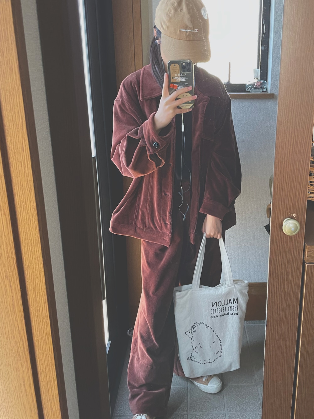 「いいね、save、フォローお願いします🤑、秋のコーデ、ブラウンコーデ、おしゃれさんと繋がりたい、ブラウン、コーデュロイセットアップ、カフェ、セットアップコーデ、キャップ、トートバッグ、スニーカー好きと繋がりたい、スウェット、ロングヘアー、コーデュロイ、スターバックス」｜「spoon storeのアイテム（パンツ、ブラウン系）」を使った、Kahoさん（レディース・163cm）の秋コーディネートの1枚目の写真