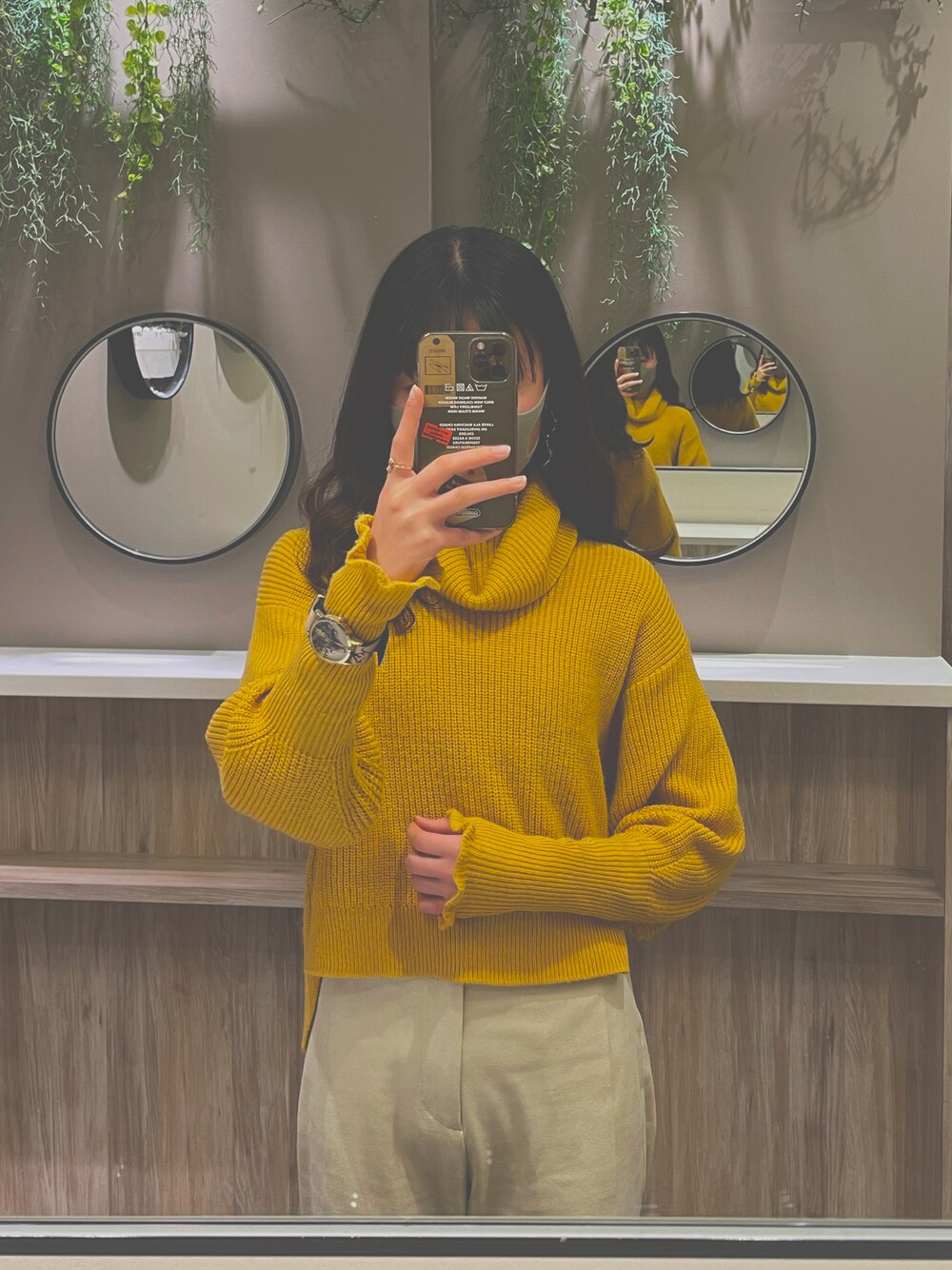 「moussy、マウジー、ニット、カラーニット、イエローニット、タートルニット、フリルニット、きれいめカジュアル、パンツスタイル、イエロー×ホワイト、イエローコーデ、休日コーデ、大学生コーデ、おしゃれさんと繋がりたい、ロングヘア」｜「lilambitionのアイテム（ニット/セーター、イエロー系）」を使った、Kahoさん（レディース・163cm）の冬コーディネートの1枚目の写真