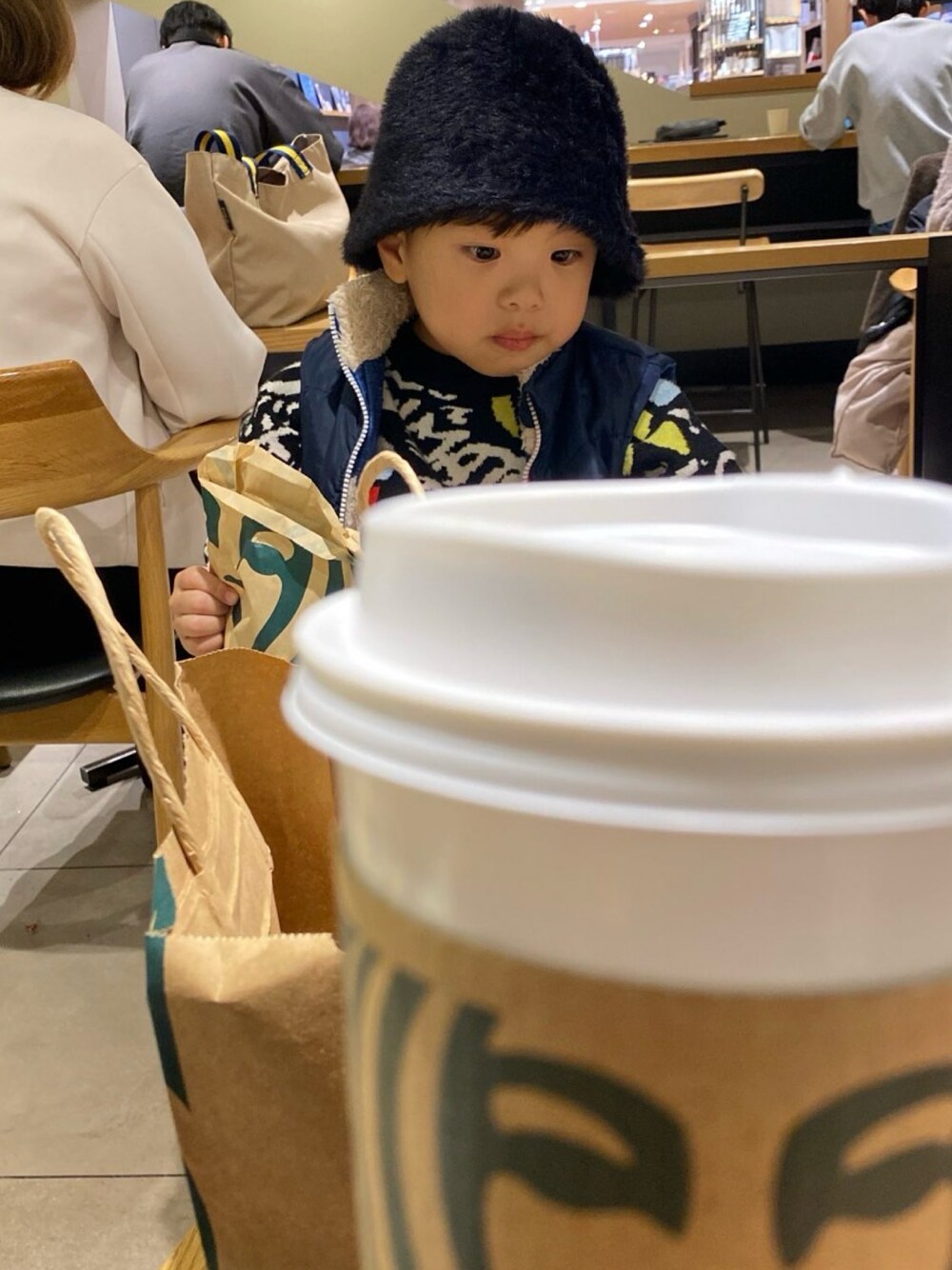 「キッズファッション、プチプラコーデ、むすこーで、スタバ、ダークモカチップクリームフラペチーノ、ZARA KIDS」｜「SHEENのアイテム（ハット、ブラック系）」を使った、reoreoさん（キッズ・100cm）の冬コーディネートの1枚目の写真
