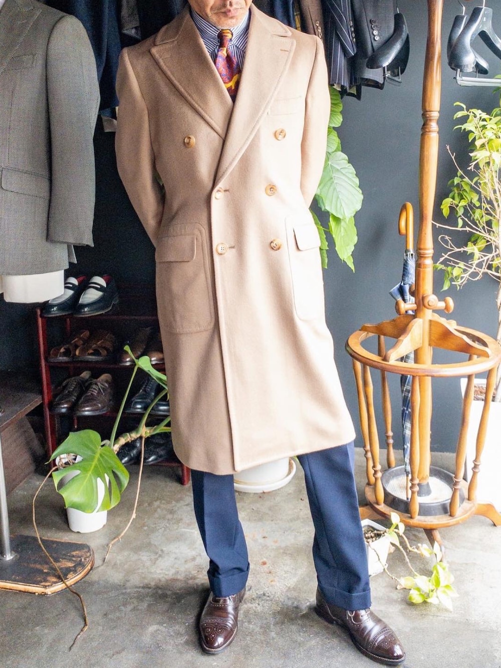 「秋冬コーデ、秋ルック紹介するよ、秋服、コート、コートスタイル、コートコーデ、ポロコート、フィボナッチ紳士洋品店、オーダーコート、40代ファッション、ロングコート」｜「Fibonacciのアイテム（その他アウター、ベージュ系）」を使った、郷間 裕さん（メンズ・170cm）の秋コーディネートの1枚目の写真