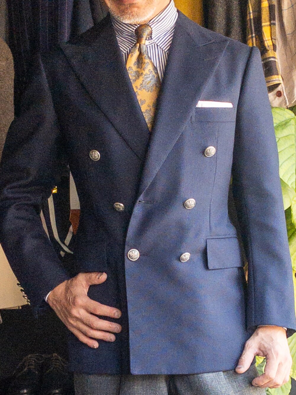 「フィボナッチ紳士洋品店、ブレザー、オーダースーツ、オーダージャケット、40代ファッション、ビジネスカジュアル、メタルボタン、タブカラーシャツ、ビジネススタイル、ジャケパン、ジャケパンスタイル、ペイズリー、ビスポーク、ロンドンストライプ」｜「Fibonacciのアイテム（ネクタイ、イエロー系）」を使った、郷間 裕さん（メンズ・170cm）の秋コーディネートの1枚目の写真