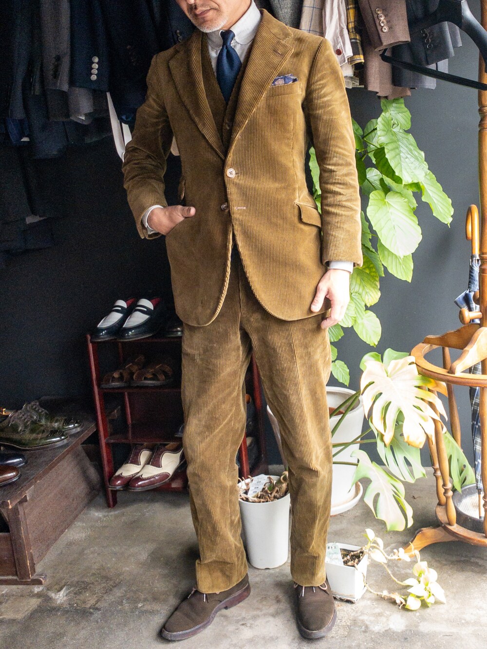 「大人カジュアル、秋服コーデ、メンズコーデ、秋冬、スーツスタイル、スリーピース、コーデュロイ、40代ファッション、ビジネスカジュアル、チャッカブーツ、冬コーデ、きれいめカジュアル」｜「Fibonacciのアイテム（スーツセット、ブラウン系）」を使った、郷間 裕さん（メンズ・170cm）の秋コーディネートの1枚目の写真