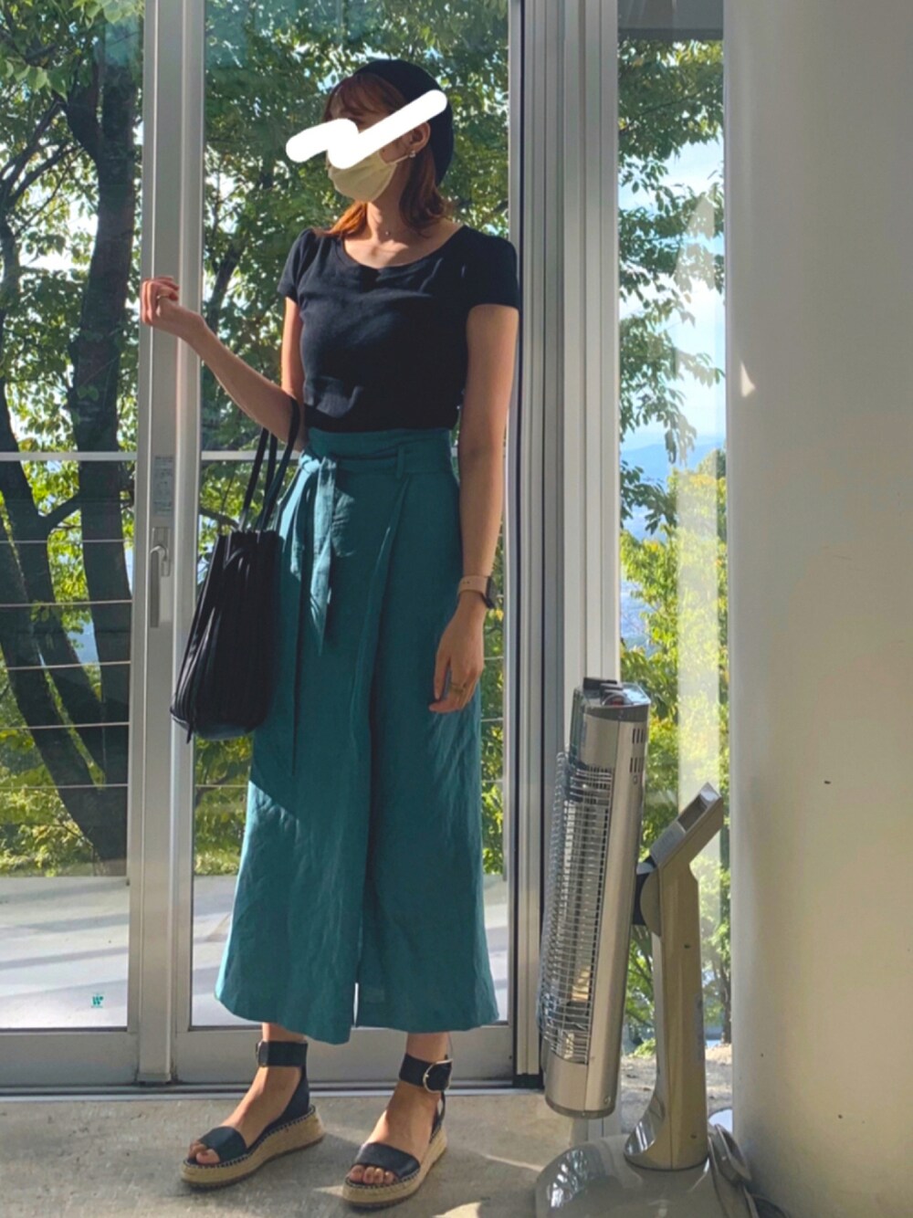 「グリーン、ベレー帽、Tシャツ、ハイウエスト、きれいめカジュアル、オトナカジュアル、おしゃれさんと繋がりたい、163cm、夏コーデ」｜「ZARAのアイテム（トートバッグ、ブラック系）」を使った、marukoさん（レディース・163cm）の秋コーディネートの1枚目の写真