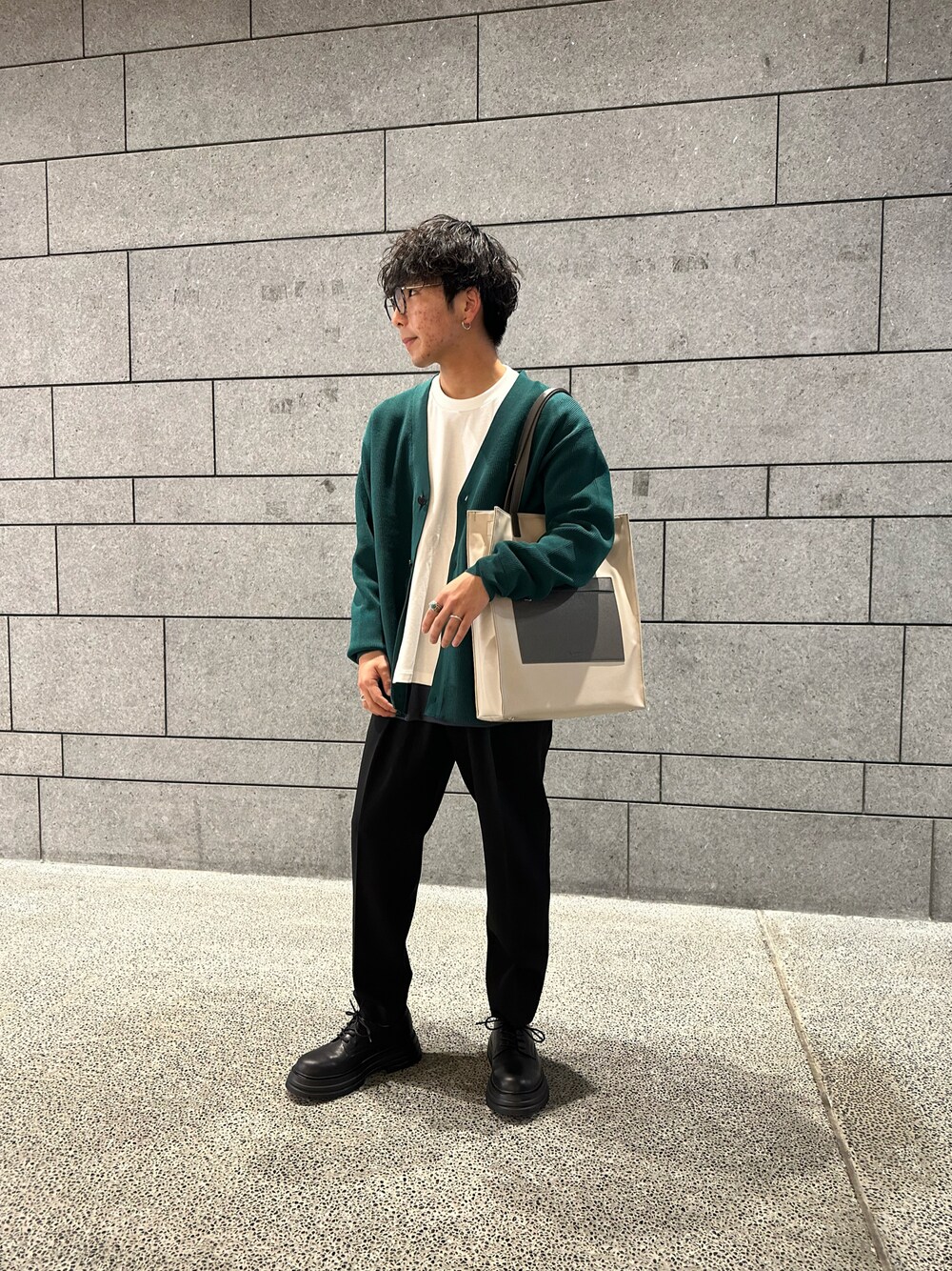 「ラフ、カーディガンコーデ、綺麗めカジュアル、通学コーデ、大学生風」｜「tk.TAKEO KIKUCHIのサフィアーノ2WAYトートバッグ（トートバッグ、ベージュ系）」を使った、翔ちゃんさん（メンズ・170cm）の冬コーディネートの1枚目の写真