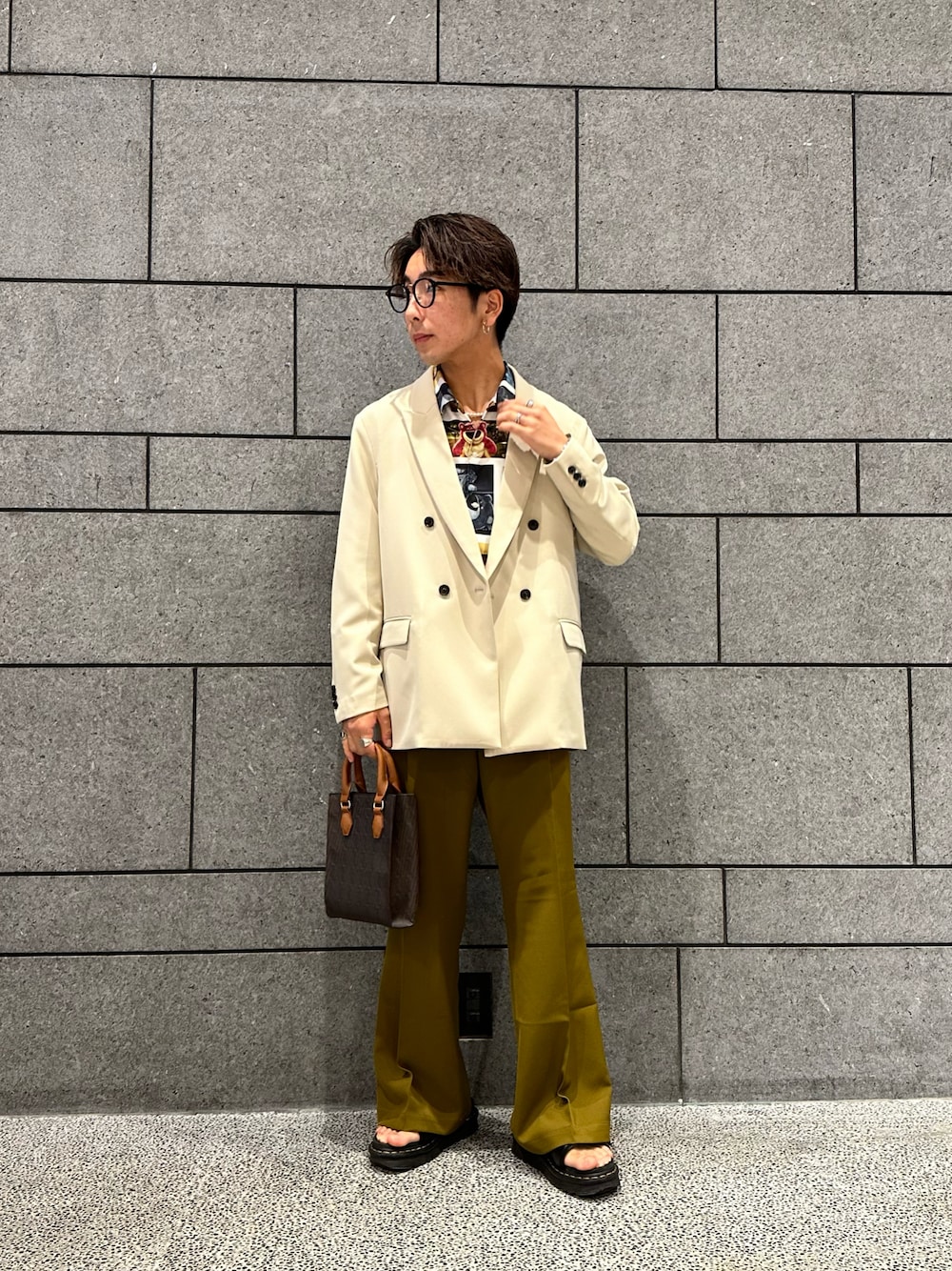 「レトロ、トイストーリー、コラボ、柄シャツ、ジャケットスタイル、いいね、save、フォローお願いします🤑、カジュアルコーデ、クラシック」｜「tk.TAKEO KIKUCHIのカラーワイドフレアパンツ（その他パンツ、イエロー系）」を使った、翔ちゃんさん（メンズ・170cm）の夏コーディネートの1枚目の写真