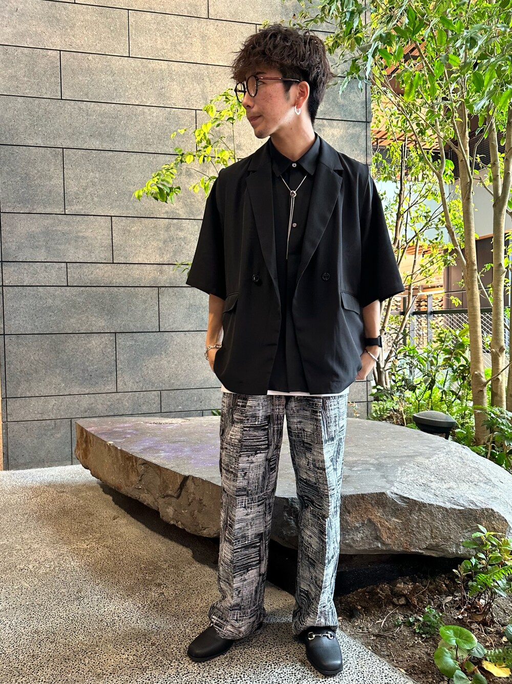 「ジレ、ブラック、オトナカジュアル、ワイドパンツ、メンズファッション、シャツコーデ、ジャケット、ベスト」｜「tk.TAKEO KIKUCHIのスクエアヒールミュール（サンダル、ブラック系）」を使った、翔ちゃんさん（メンズ・170cm）の春コーディネートの1枚目の写真