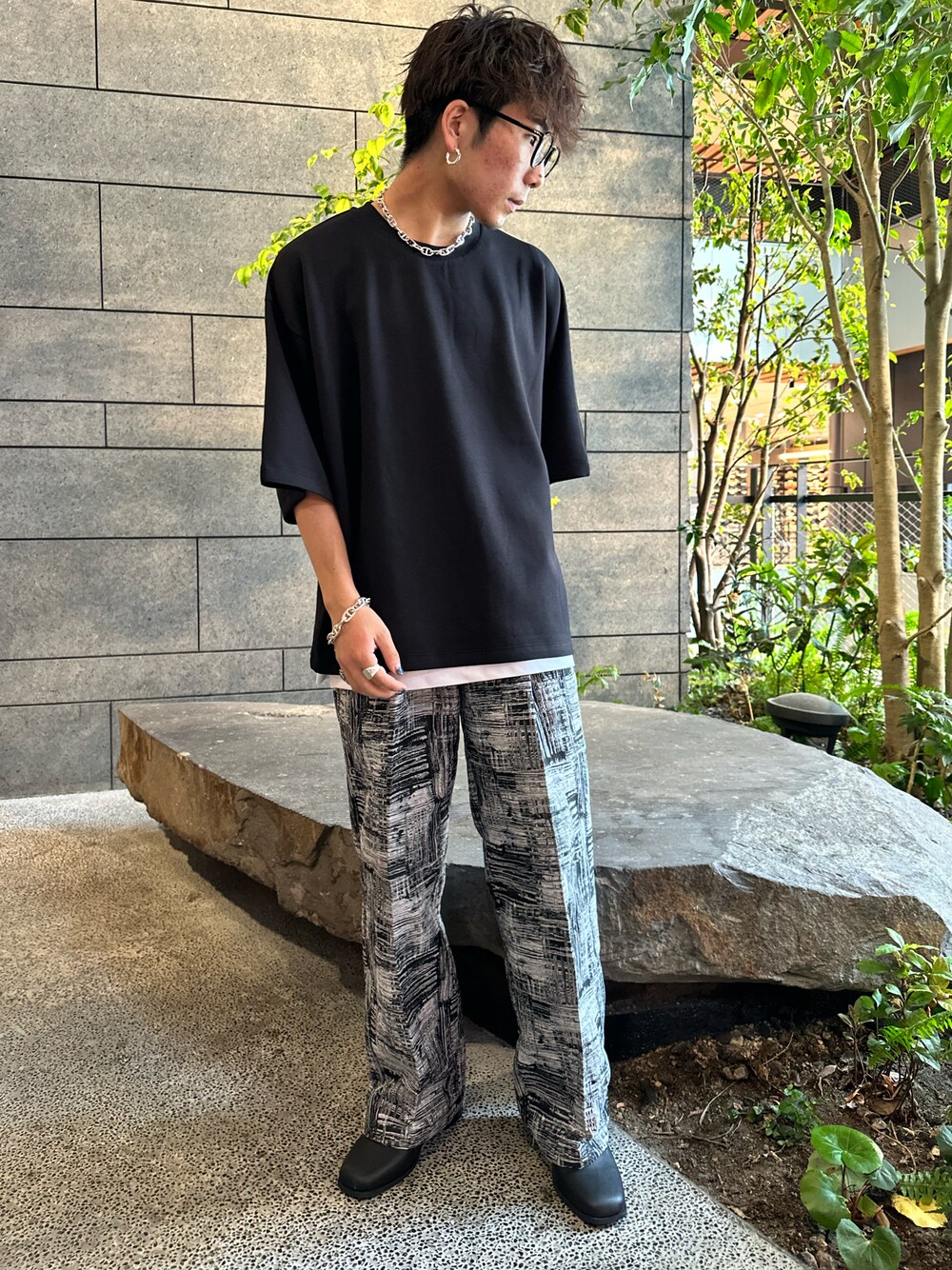 「モノトーン、メンズファッション、ワイドパンツ、レイヤードスタイル、ラフ」｜「tk.TAKEO KIKUCHIのスクエアヒールミュール（サンダル、ブラック系）」を使った、翔ちゃんさん（メンズ・170cm）の春コーディネートの1枚目の写真