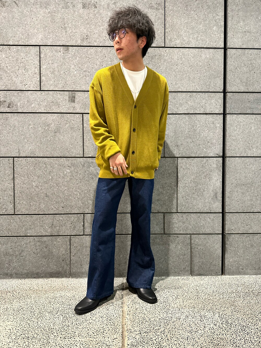 「ゆるコーデ、デニム、メガネ男子、タックイン、ブーツスタイル、スタイルアップ」｜「tk.TAKEO KIKUCHIのカラーニットカーディガン（カーディガン/ボレロ、イエロー系）」を使った、翔ちゃんさん（メンズ・170cm）の春コーディネートの1枚目の写真