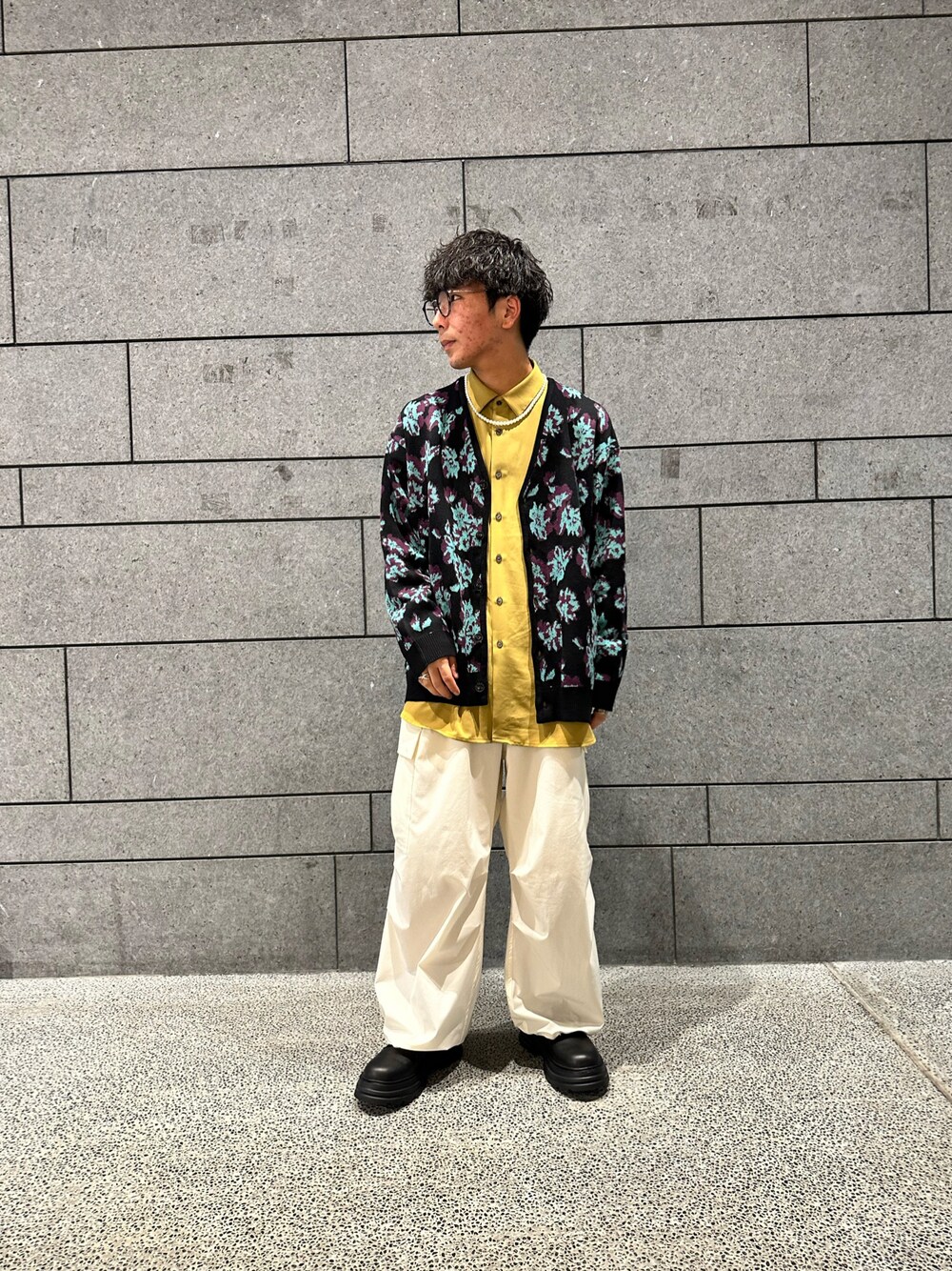 「ニット、カーディガン、白カーゴパンツ」｜「tk.TAKEO KIKUCHIのアイテム（スニーカー、ブラック系）」を使った、翔ちゃんさん（メンズ・170cm）の冬コーディネートの1枚目の写真