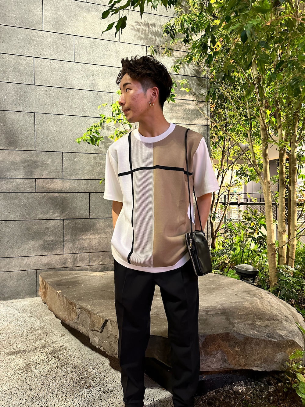 「ラフ、大人カジュアル、デザイントップス、休日コーデ、ドライブ」｜「tk.TAKEO KIKUCHIのCOOL MAX(R)ポリトロワイドテーパードパンツ（その他パンツ、ブラック系）」を使った、翔ちゃんさん（メンズ・170cm）の春コーディネートの1枚目の写真