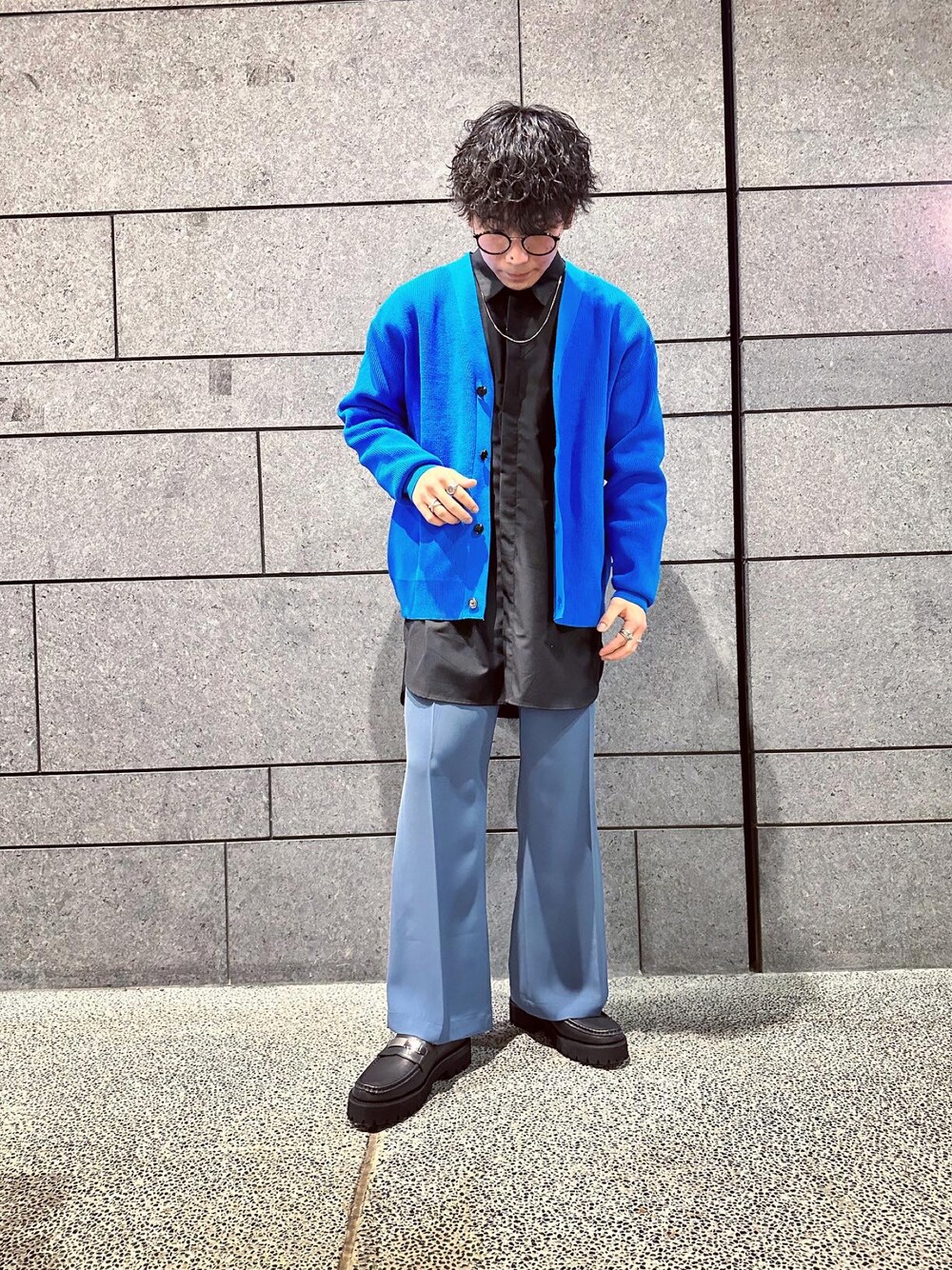 「きれいめカジュアル、春コーデ、ワイドパンツ、メガネ男子、フレアパンツ、ブルーコーデ、春夏コーデ」｜「tk.TAKEO KIKUCHIのスプリングニットカーディガン（カーディガン/ボレロ、ブルー系）」を使った、翔ちゃんさん（メンズ・170cm）の冬コーディネートの1枚目の写真