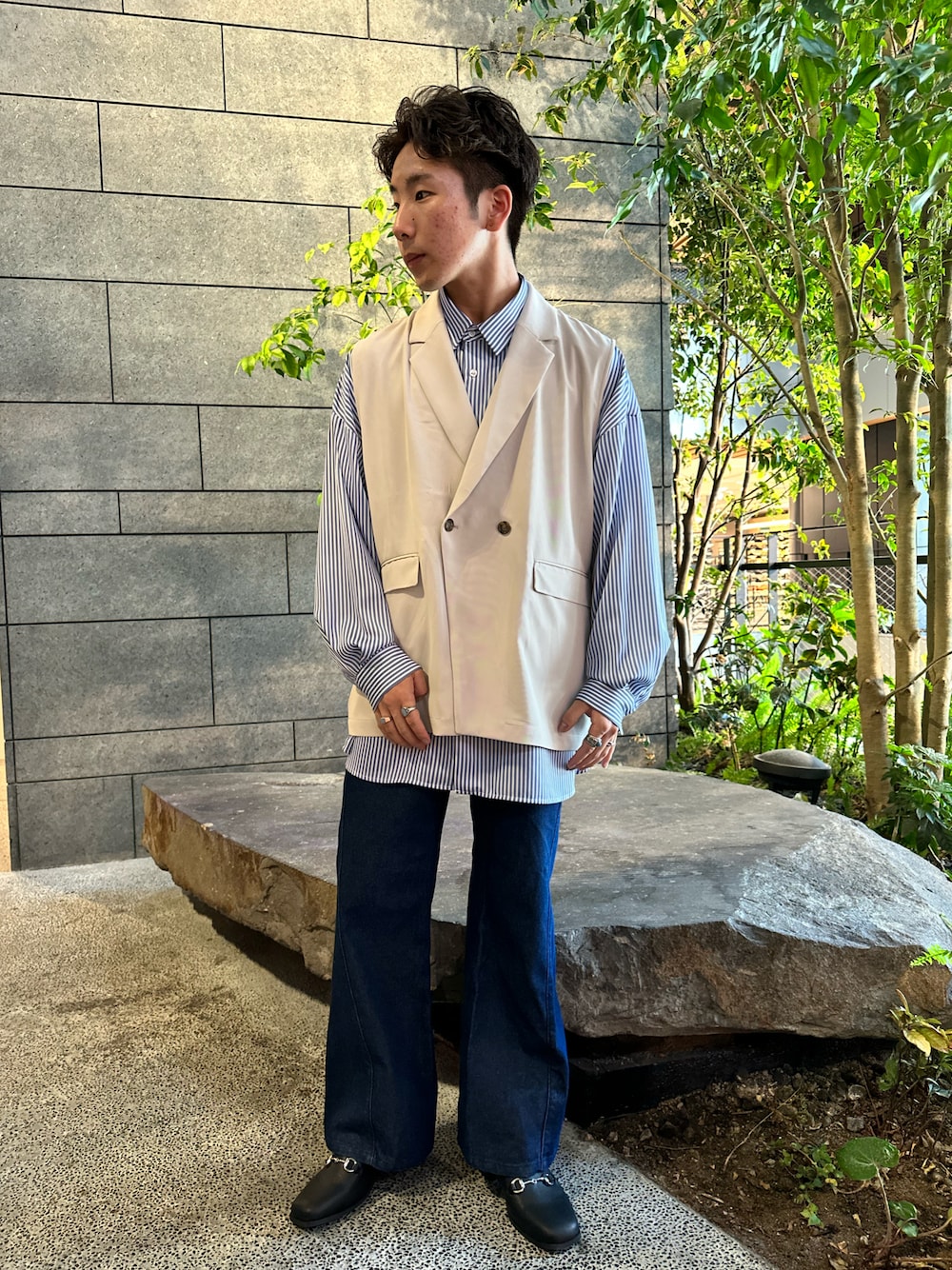 「春コーデ、キレイめ、シャツスタイル、デニムコーデ、ベスト、ジレ」｜「tk.TAKEO KIKUCHIのツイストフレアデニムパンツ（デニムパンツ、ブルー系）」を使った、翔ちゃんさん（メンズ・170cm）の春コーディネートの1枚目の写真