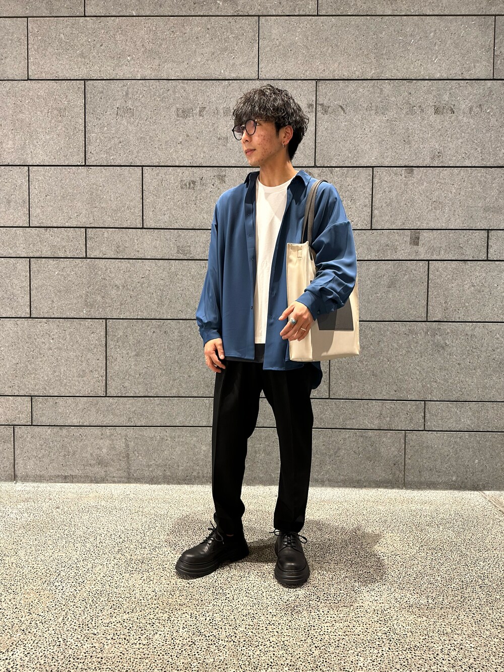 「大学生コーデ、新生活スタート、綺麗めコーデ、通学コーデ」｜「tk.TAKEO KIKUCHIのなめらかビッグシャツ（シャツ/ブラウス、ブルー系）」を使った、翔ちゃんさん（メンズ・170cm）の冬コーディネートの1枚目の写真