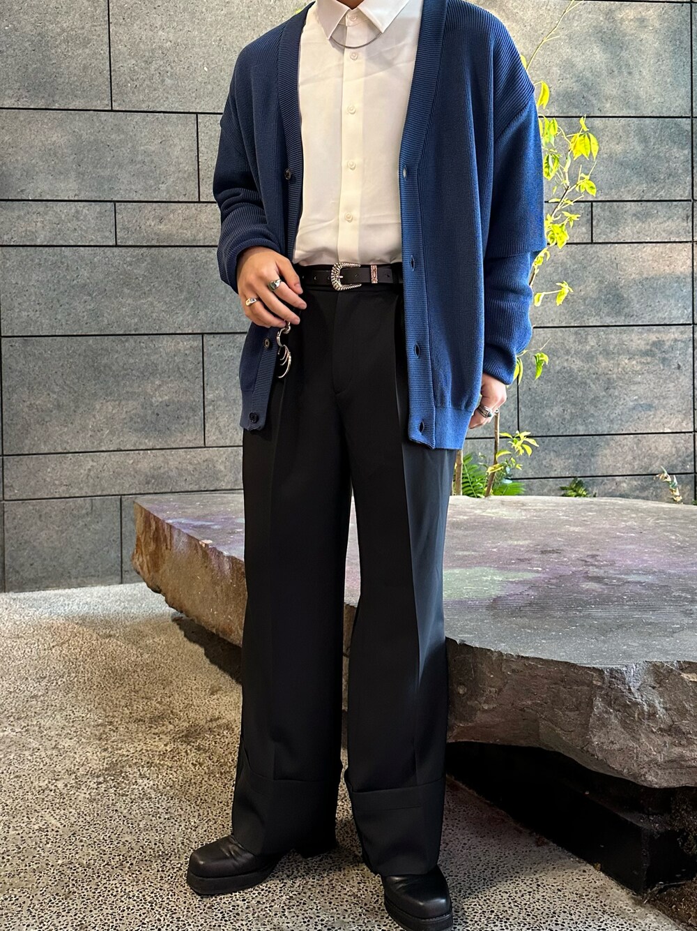 「デート、春コーデ、メンズファッション、スラックス、ワイドパンツ、シャツコーデ、カーディガン」｜「tk.TAKEO KIKUCHIのリアルレザー3ホールヒールシューズ（その他シューズ、ブラック系）」を使った、翔ちゃんさん（メンズ・170cm）の春コーディネートの1枚目の写真