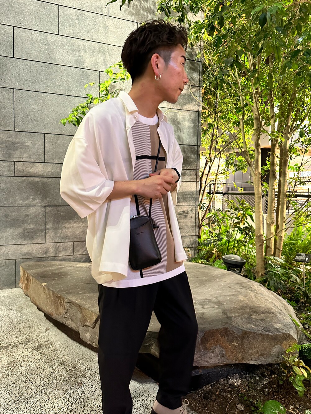 「大人カジュアル、休日コーデ、カジュアルコーデ、シンプルスタイル、メンズファッション、シャツ」｜「tk.TAKEO KIKUCHIのCOOL MAX(R)ポリトロワイドテーパードパンツ（その他パンツ、ブラック系）」を使った、翔ちゃんさん（メンズ・170cm）の春コーディネートの1枚目の写真