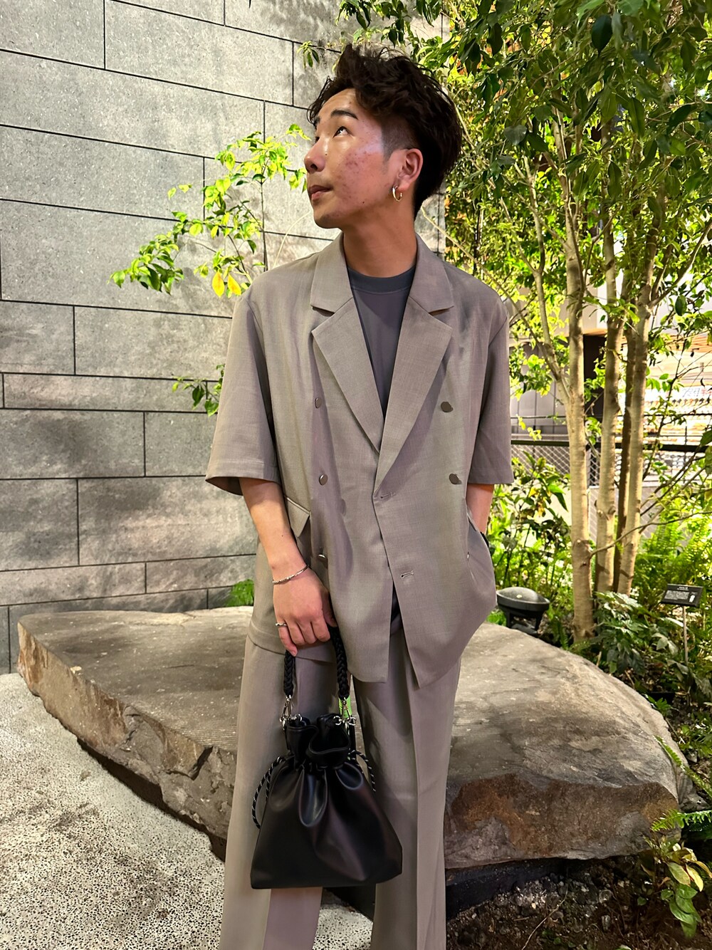 「セットアップ、ジャケット、メンズファッション、綺麗めコーデ」｜「tk.TAKEO KIKUCHIのADAMPATEK 別注 シンセティックレザー巾着ショルダーバッグ（ショルダーバッグ、ブラック系）」を使った、翔ちゃんさん（メンズ・170cm）の春コーディネートの1枚目の写真