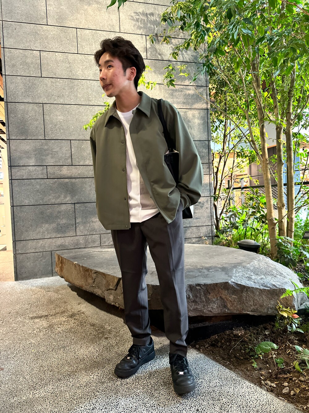 「ゴールデンウィーク、お出掛け、休日コーデ、休日スタイル、ラフ、ドライブ」｜「tk.TAKEO KIKUCHIの360度ストレッチイージーパンツ（その他パンツ、グリーン系）」を使った、翔ちゃんさん（メンズ・170cm）の春コーディネートの1枚目の写真