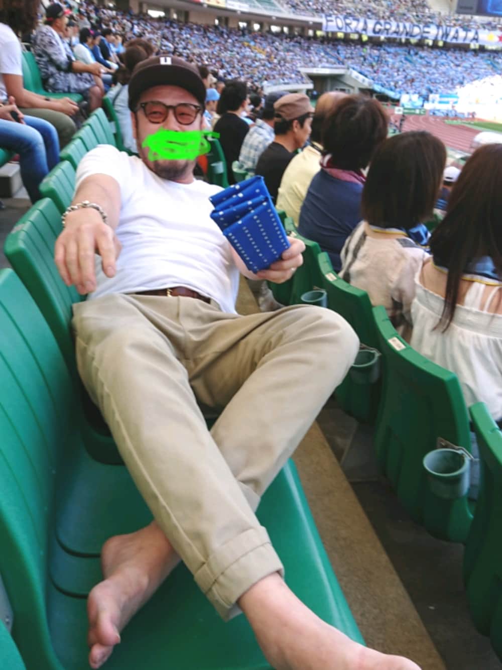 「白Tシャツ、チノパン、キャップ、めがね、アメカジ、メガネ男子、サッカー観戦」｜「HIDE AND SEEKのアイテム（キャップ、ブラウン系）」を使った、tsuto7さん（メンズ・182cm）の秋コーディネートの1枚目の写真