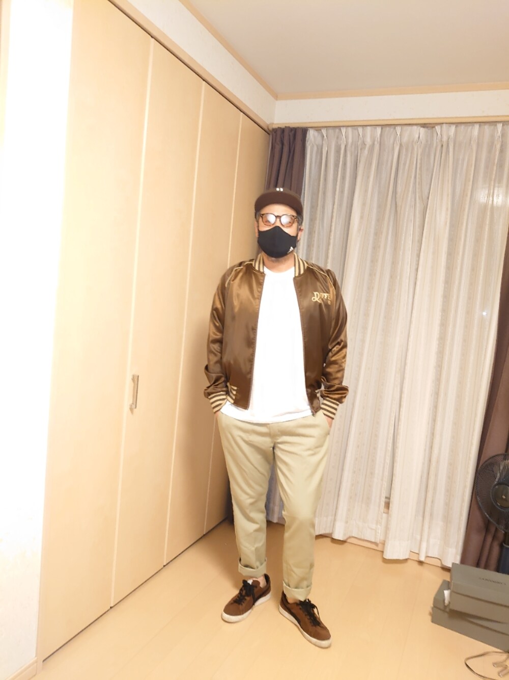 「スニーカー、シンプル、アメカジ、チノパン、ベージュ、キャップ、めがね、大人カジュアル、BEDWIN & THE HEARTBREAKERS、休日スタイル、ブラウン、メガネ男子、ブラウンコーデ、オトナカジュアル、秋コーデ」｜「BEDWIN & THE HEARTBREAKERSの10/L CHINO STRETCH PANTS "JOE"（チノパンツ、ベージュ系）」を使った、tsuto7さん（メンズ・182cm）の秋コーディネートの1枚目の写真