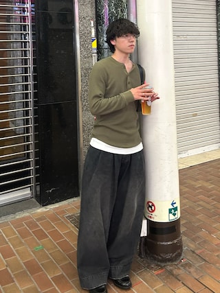 「soerte（ソエルテ）のWide buggy vintage like denim pants " Mud dyeing / Washed "/ワイドバギーヴィンテージライクデニムパンツ（デニムパンツ）」を使った、レンタロウさん（メンズ・175cm）の秋コーディネート