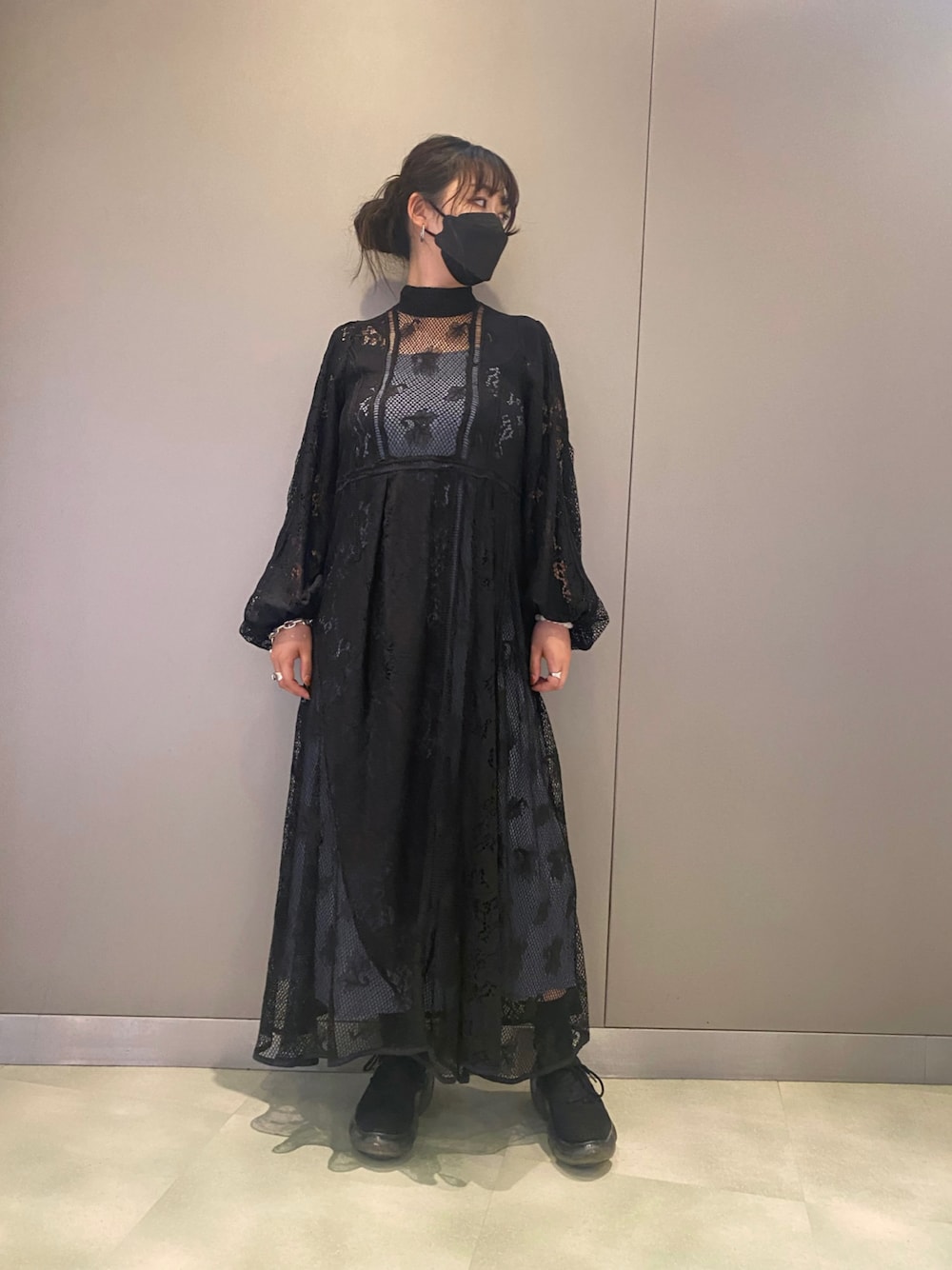 「AULA AILA、休日コーデ、シンプルスタイル、カジュアル、オトナカワイイ、ワンピース、きれいめカジュアル、結婚式、秋冬コーデ、ロングスカート、レースワンピース、キレイめ、ボリューム袖、ブラック」｜「groundsのgrounds/グラウンズ/MOOPIE BLK×BLK（スニーカー、ブラック系）」を使った、runaさん（レディース・159cm）の秋コーディネートの1枚目の写真