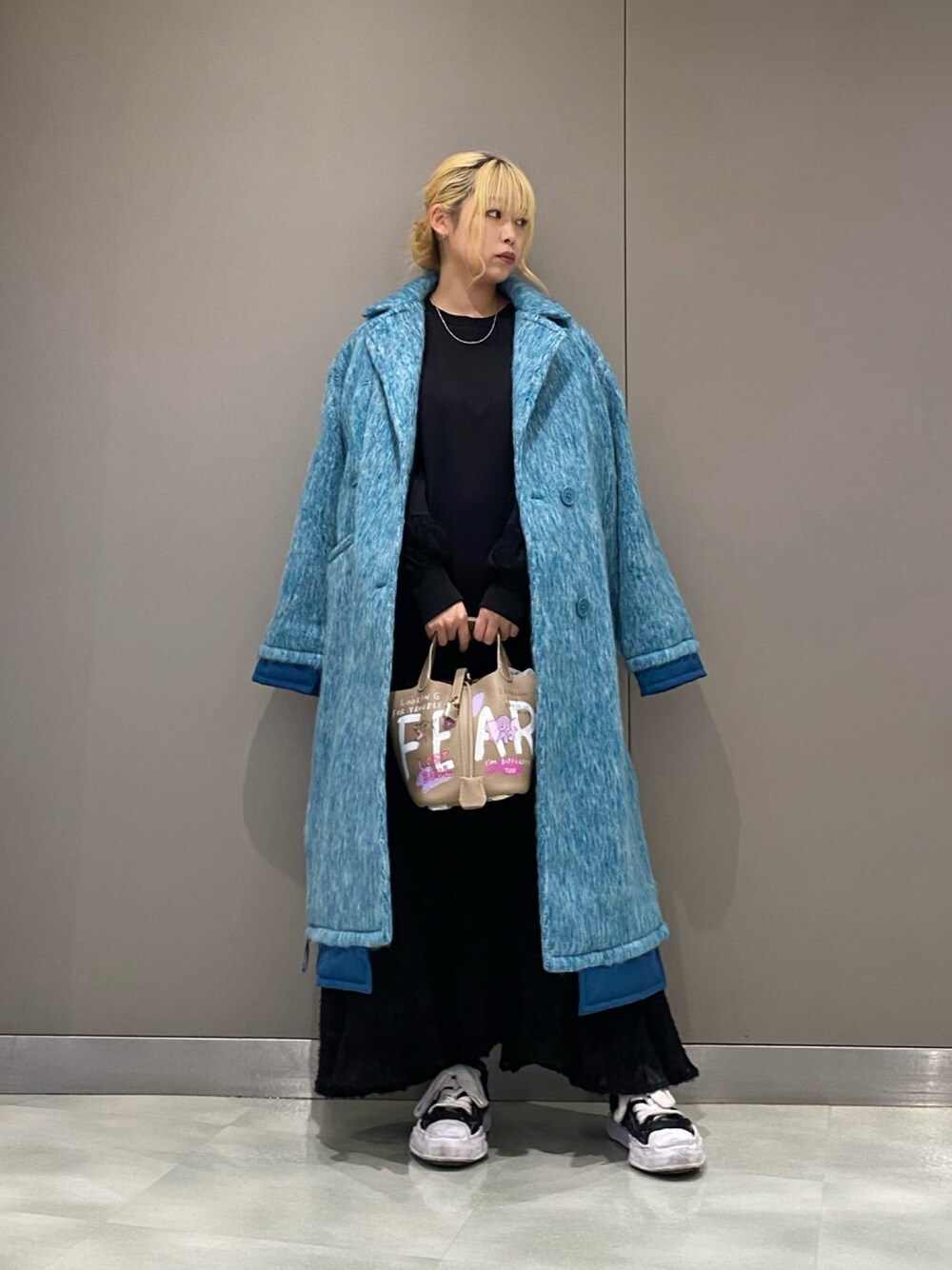 「大人カジュアル、今日のコーデ、ビッグシルエット、キレイめコーデ、カラーコート、ロングコート、クリスマスに着たい服、スニーカーコーデ」｜「AULAのAULA/アウラ/Jacquard Switch Dress（ワンピース、ブラック系）」を使った、runaさん（レディース・159cm）の冬コーディネートの1枚目の写真