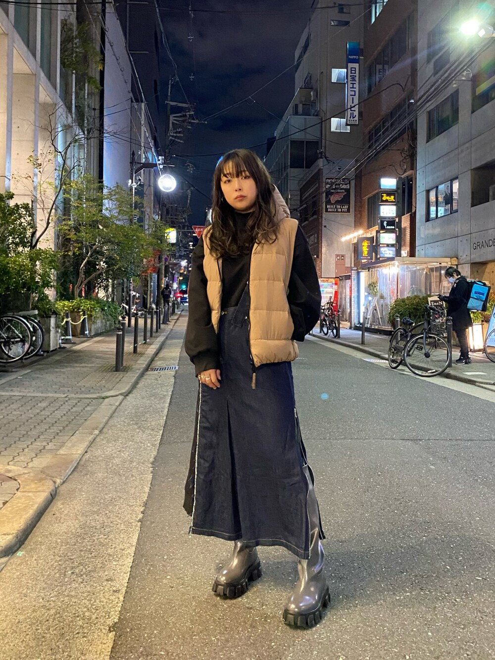 「クリスマスに着たい服、ワンピース、ロングブーツ、ロングワンピ、ベスト、ダウンベスト、カジュアルコーデ、お出かけコーデ、冬のコーデ、オトナカジュアル、大人コーデ、カラーコーデ、おでかけコーデ」｜「AULA AILAのAULA AILA/アウラアイラ/TRACK SOLE LONG BOOTS（ブーツ、グレー系）」を使った、runaさん（レディース・159cm）の冬コーディネートの1枚目の写真