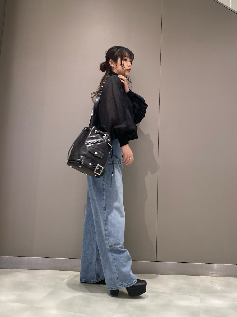 「ワイドデニム、ワイドデニムパンツ、シンプル、おでかけコーデ、着回しコーデ、春服」｜「ROYAL FLASHのMitsuki/ミツキ/Doubleknee Denim Pant（デニムパンツ、ブルー系）」を使った、runaさん（レディース・159cm）の冬コーディネートの1枚目の写真