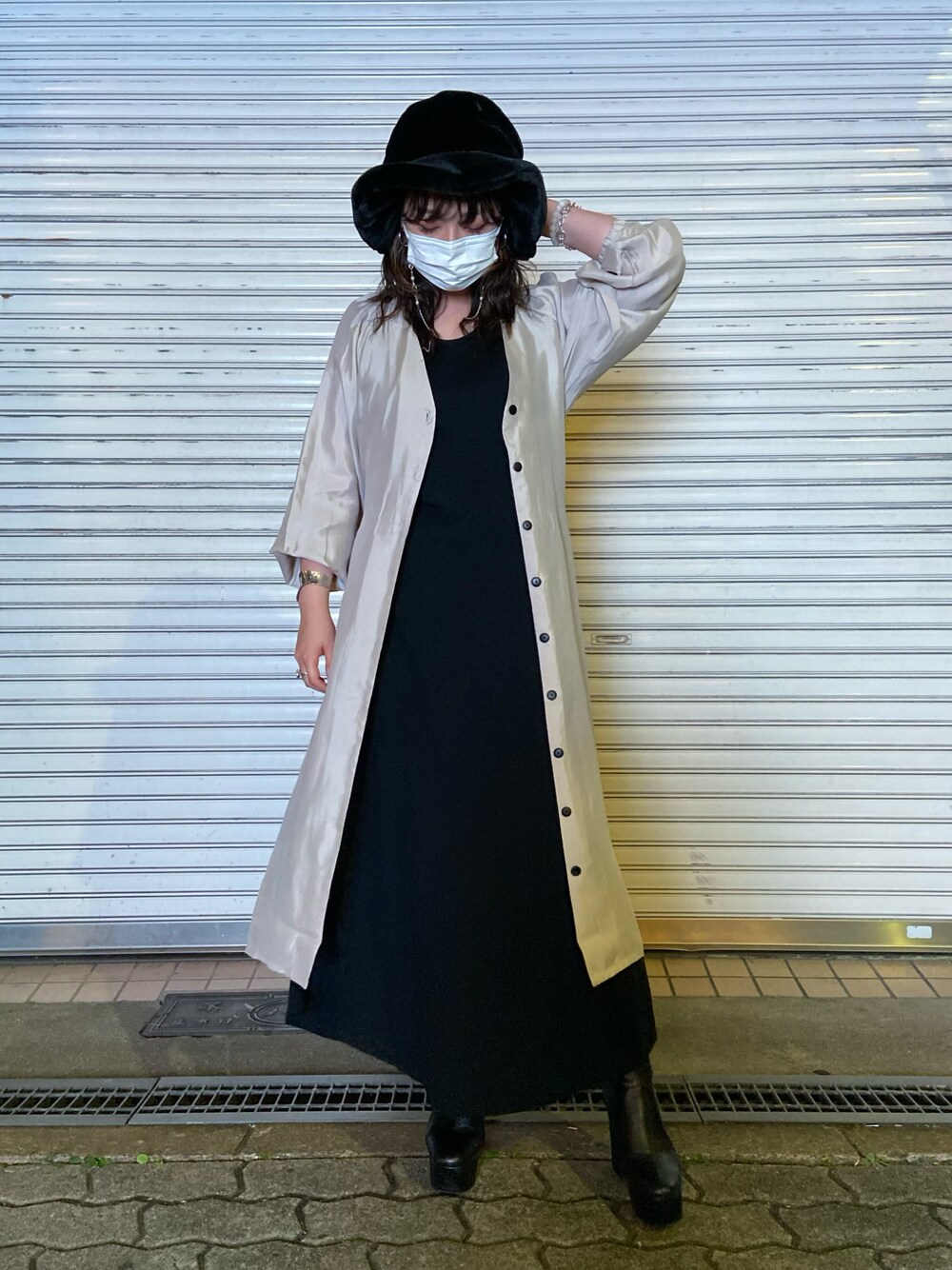 「秋のコーデ、大人カジュアル、ゆるコーデ、休日コーデ、きれいめカジュアル、ootd、休日スタイル、オトナカジュアル、大人コーデ、レイヤードスタイル、シャツワンピ、モノトーン」｜「BACKLASHのｴｺﾌｧｰHAT4（ハット、ブラック系）」を使った、runaさん（レディース・159cm）の秋コーディネートの1枚目の写真