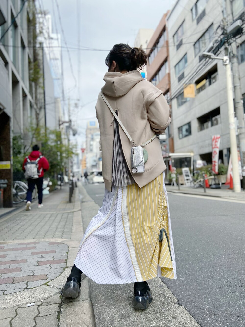 「大人カジュアル、今日のコーデ、ロングスカート、春カラー、春コーデ、ビッグシルエット、シンプル、春、着回しコーデ、淡色コーデ、スニーカーコーデ、ストライプ、プリーツ、パーカー、AULA AILA」｜「AULA AILAの【別注】AULA AILA/アウラアイラ/2WAYバックプリーツパーカー（パーカー、ベージュ系）」を使った、runaさん（レディース・159cm）の冬コーディネートの1枚目の写真