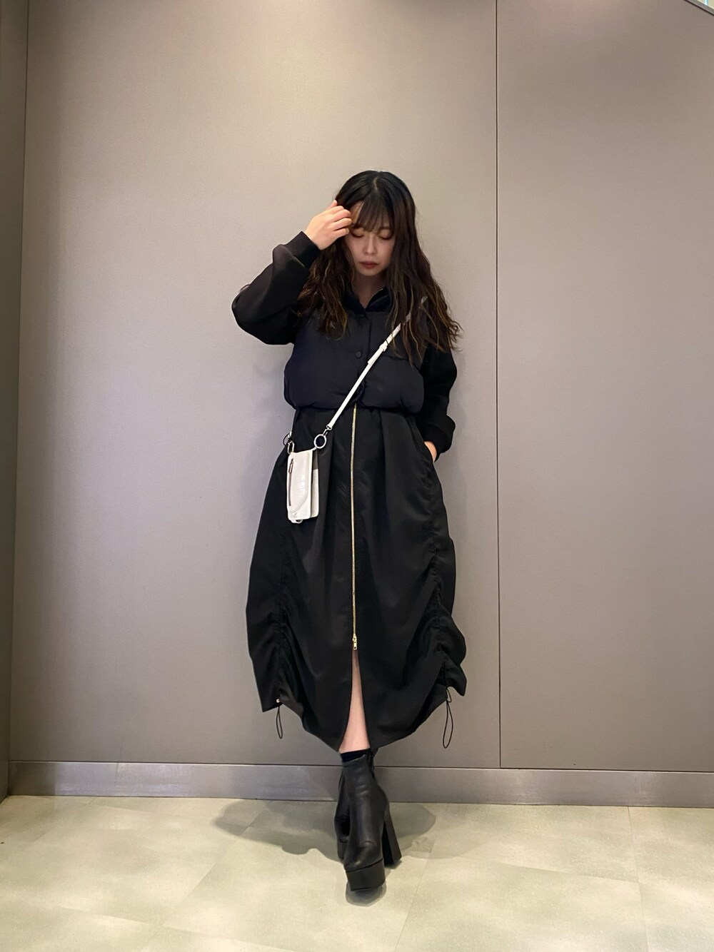 「オトナカジュアル、休日コーデ、ワンピース、カジュアルコーデ、冬コーデ、秋コーデ、あったかコーデ、着回しコーデ、トータルコーデ、ワントーンコーデ」｜「ajewのajew/エジュー/別注クロコ ひも付きマルチ対応 Mサイズ（スマホケース/カバー、ホワイト系）」を使った、runaさん（レディース・159cm）の秋コーディネートの1枚目の写真