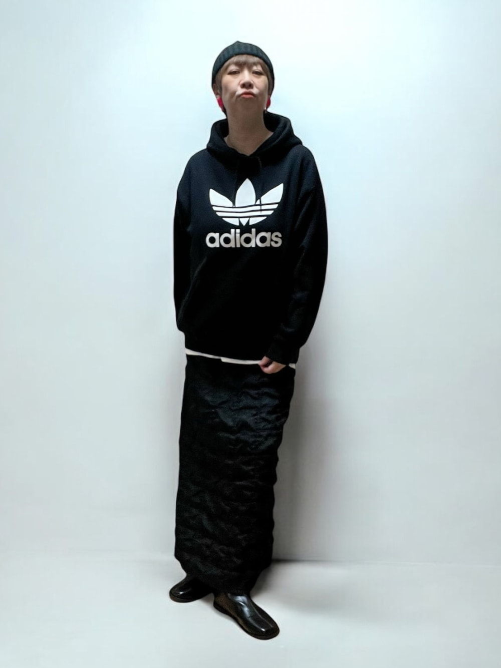 adidasのパーカーを使った「ロングスカート」の人気ファッション