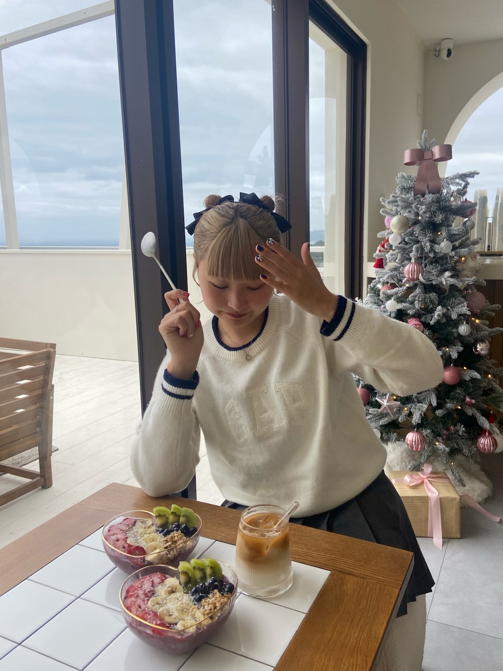 「リボン、春服コーデ、おでかけコーデ、おしゃれさんと繋がりたい、オトナカワイイ、金髪、ootd、outfit、服好きな人と繋がりたい、春コーデ、春めき満開コーデ、春夏コーデ」｜「GAPのGAP アーチロゴ セーター（ニット/セーター、ホワイト系）」を使った、Ayaさん（レディース・167cm）の春コーディネートの1枚目の写真