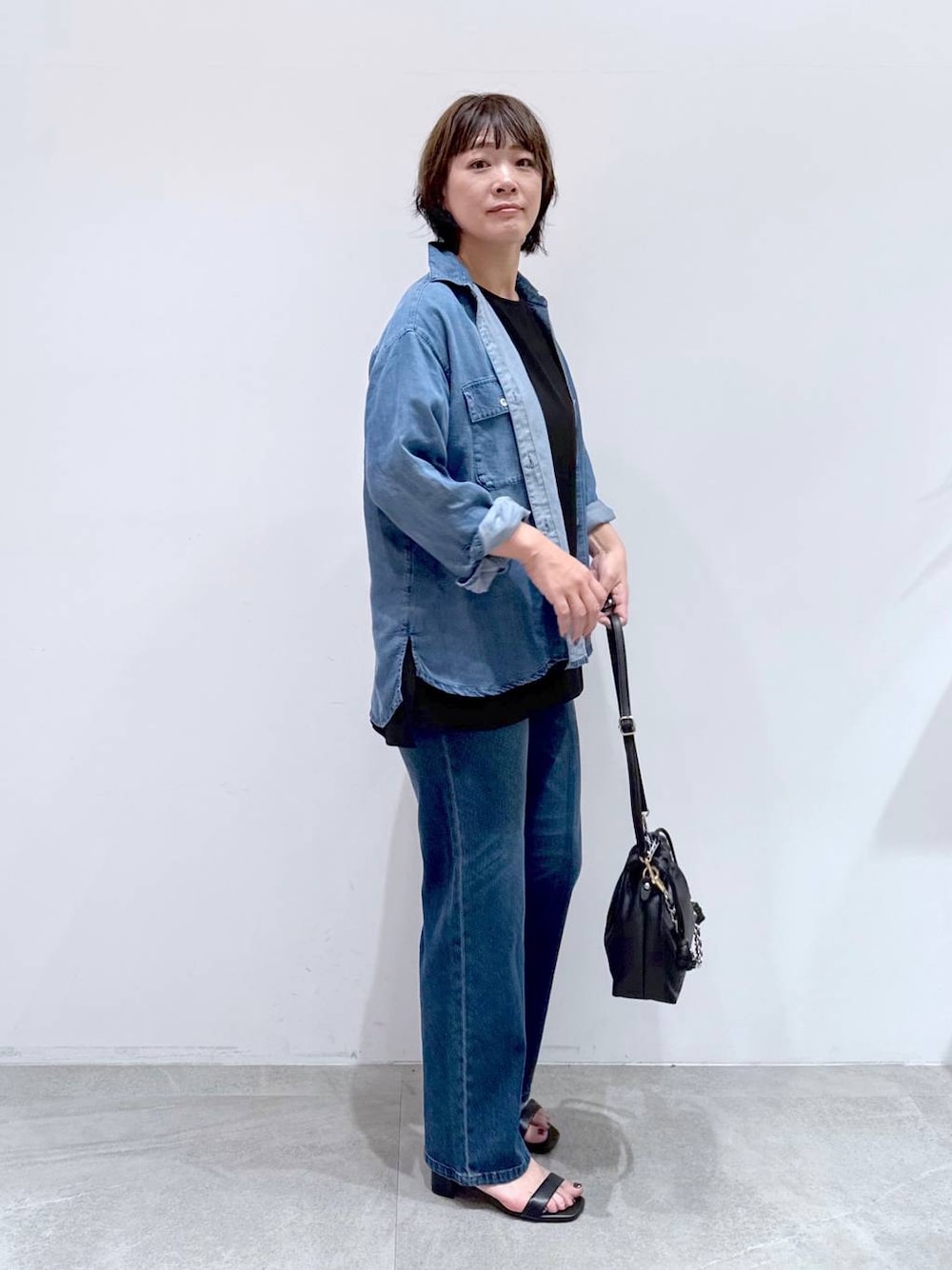 「体型カバー、着痩せ・細見え、ラフ、ドライタッチ、高触感、抗菌・防臭、軽量、シワ軽減、ウォッシャブル、バッグ、Elura、デニムパンツ、デニムシャツ、シャツ、セットアップ」｜「EluraのサラサラリラクシーTブラウス/321530（シャツ/ブラウス、ブラック系）」を使った、maturi0108さん（レディース・164cm）の夏コーディネートの1枚目の写真