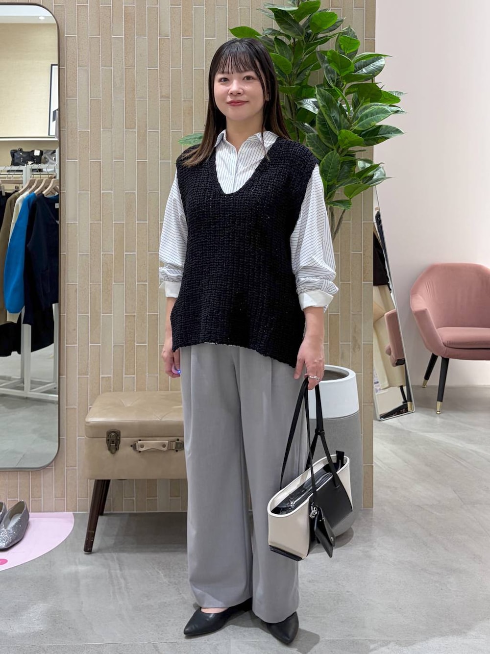 ブラック系のパンプス、ブラック系のトートバッグ、ホワイト系のシャツ/ブラウスを着用したレディースの春コーディネートの1枚目の写真