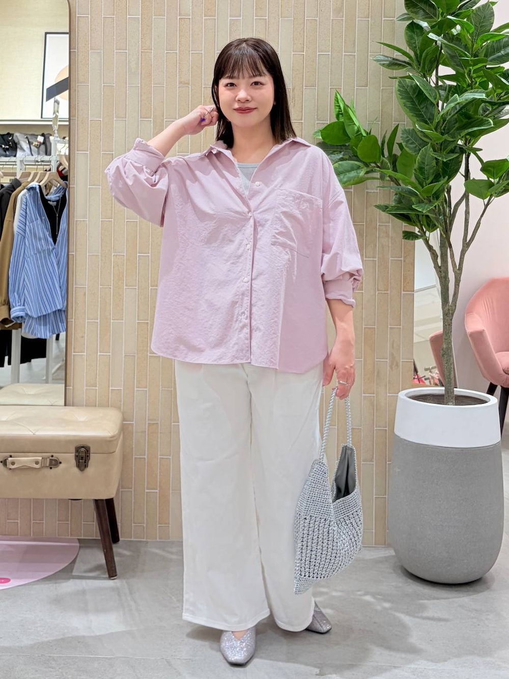 ホワイト系のデニムパンツ、ピンク系のシャツ/ブラウス、シルバー系のトートバッグを着用したレディースの春コーディネートの1枚目の写真