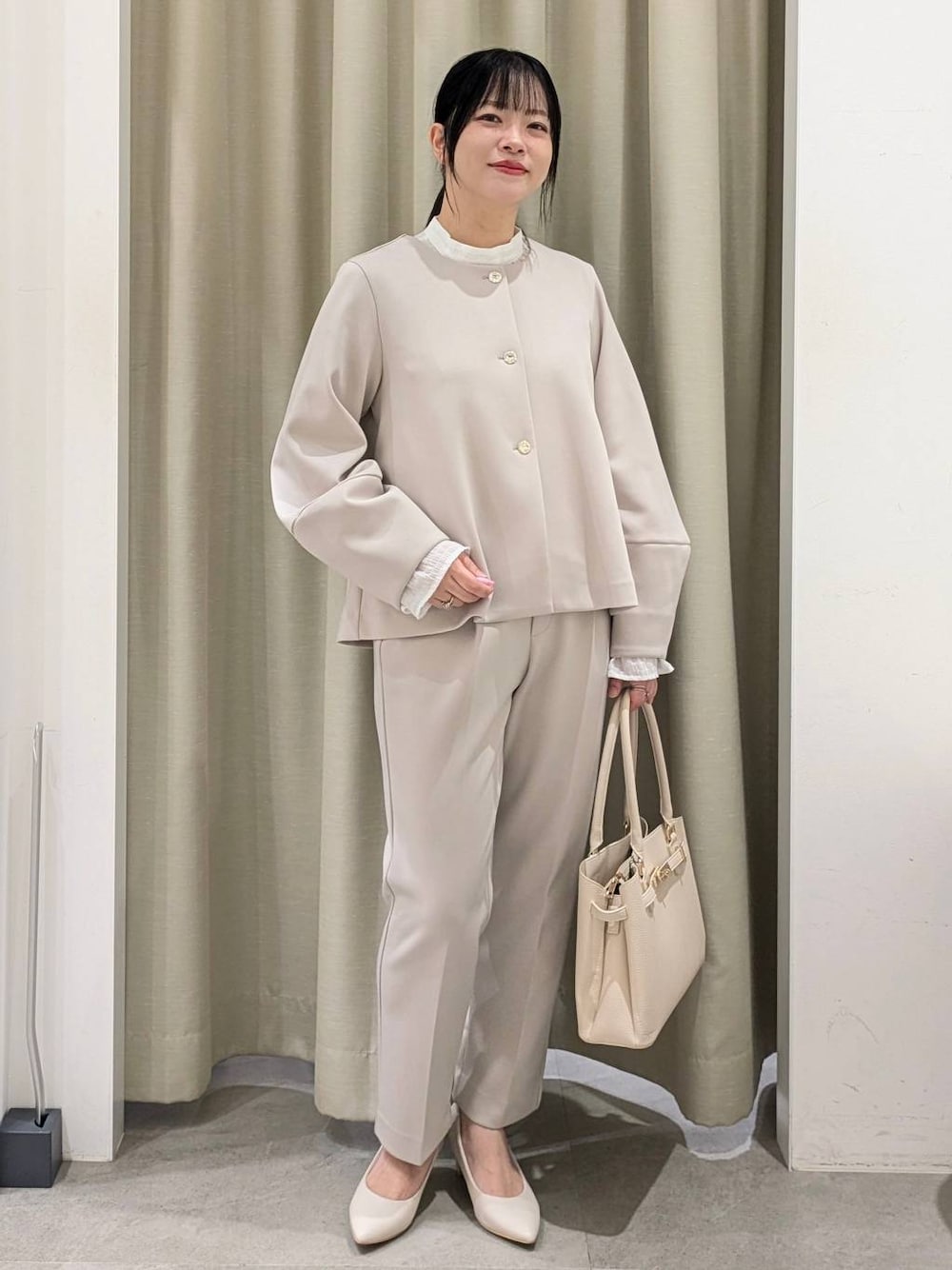 ホワイト系のパンプス、ホワイト系のシャツ/ブラウス、ベージュ系のノーカラージャケットを着用したレディースの冬コーディネートの1枚目の写真