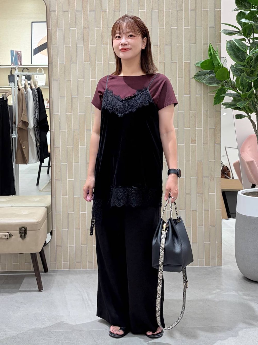 レッド系のTシャツ/カットソー、ブラック系のキャミソール、ブラック系のハンドバッグを着用したレディースの夏コーディネートの1枚目の写真