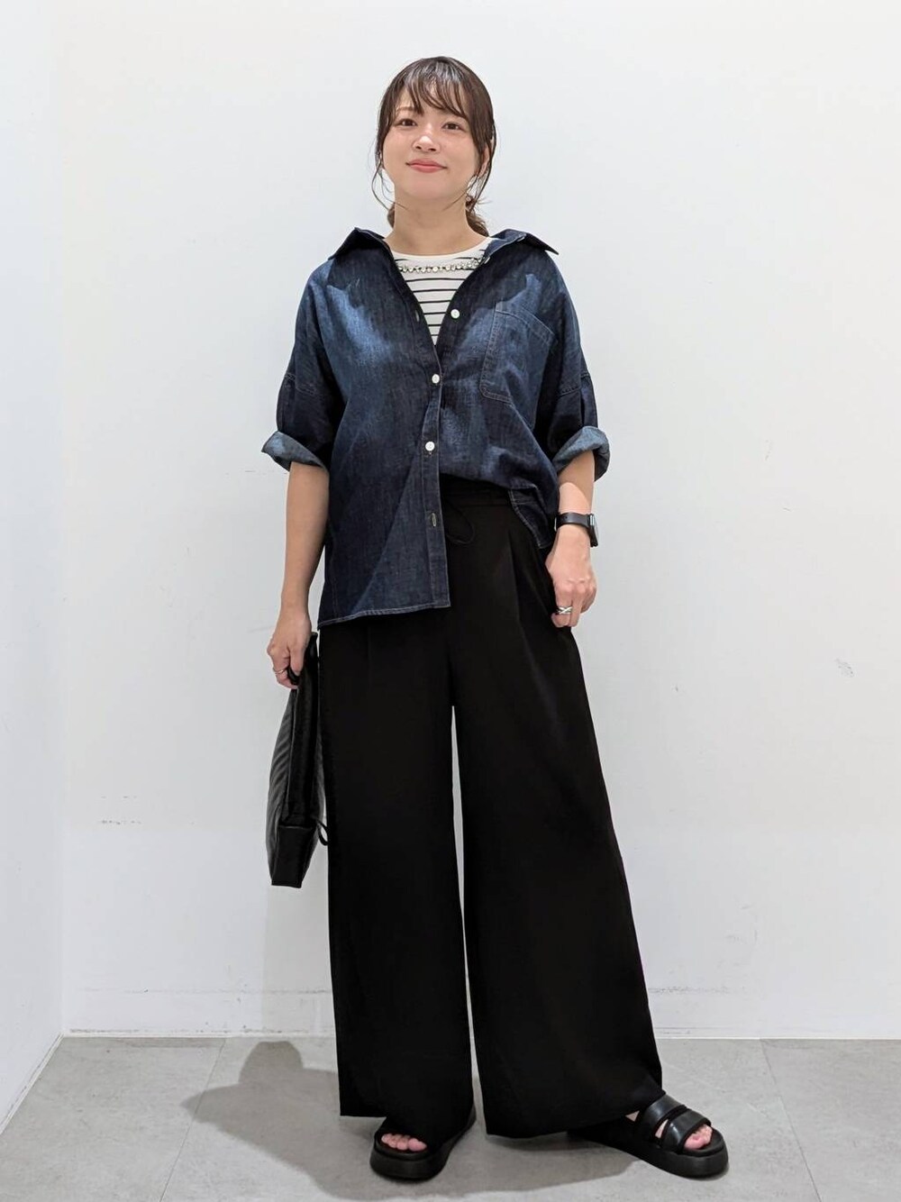 ホワイト系のTシャツ/カットソー、ブラック系のその他パンツ、ブラック系のサンダルを着用したレディースの夏コーディネートの1枚目の写真