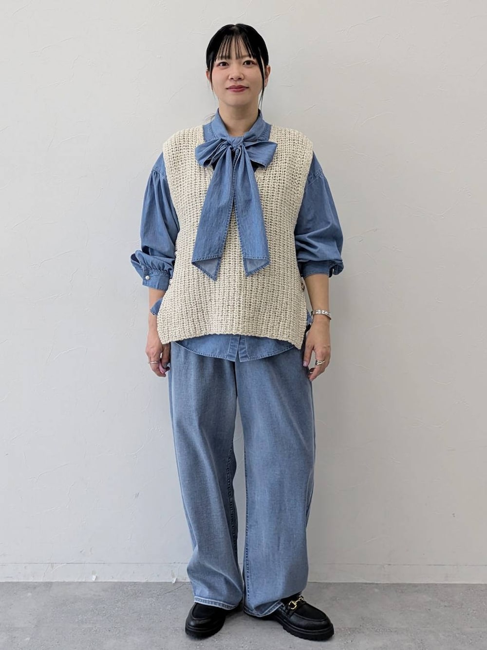 ブルー系のデニムパンツ、ブラック系のローファー、ブルー系のシャツ/ブラウスを着用したレディースの冬コーディネートの1枚目の写真