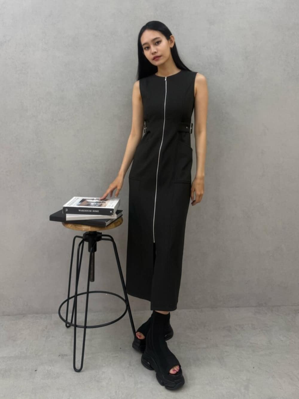 ブラック系のワンピース、ブラック系のサンダルを着用したレディースの夏コーディネートの1枚目の写真