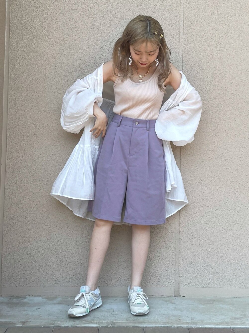 パープル系のその他パンツ、ホワイト系のスニーカー、ホワイト系のシャツ/ブラウスを着用したレディースの夏コーディネートの1枚目の写真