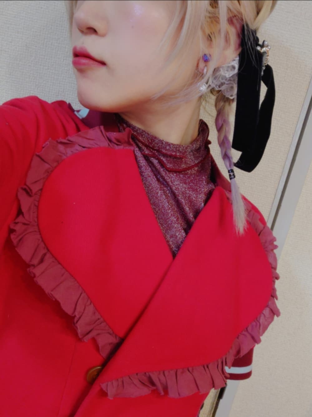 レッド系のワンピース、レッド系のTシャツ/カットソー、ブラック系のバレッタ/ヘアクリップを着用したレディースの冬コーディネートの1枚目の写真