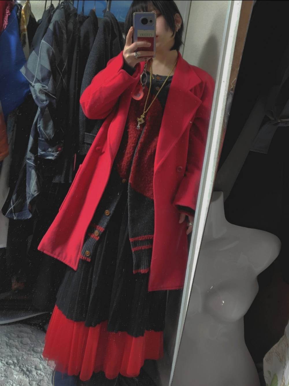 「真冬のあったかスタイル、ニットワンピース、シンプルコーデ、ブラックコーデ、きれいめカジュアル、シンプルスタイル、Vivienne Westwood」｜「Vivienne Westwoodのアイテム（ネックレス、ゴールド系）」を使った、シアンドロイドさん（骨格ウェーブ・レディース・155cm）の冬コーディネートの1枚目の写真