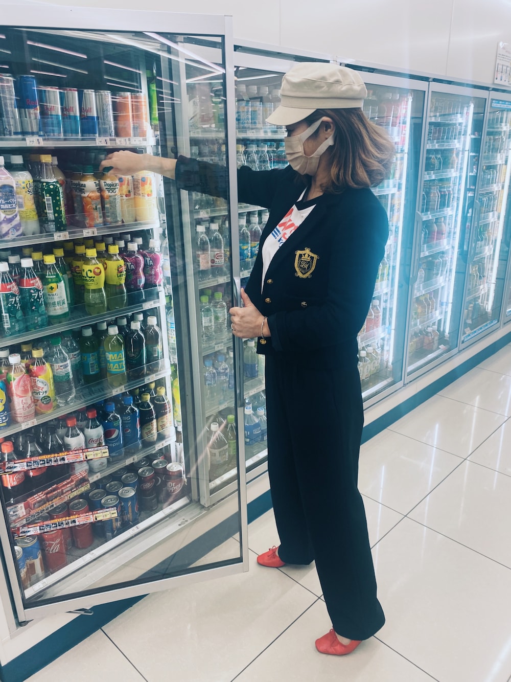 「パンツスタイル、春、オトナ女子、着回しコーデ、ootd、カジュアル、トレンド、ジャケット、スクエアトゥ、ZARA、マリンコーデ、マリン、マリンキャップ」｜「ZARAのアイテム（テーラードジャケット、ブラック系）」を使った、anchanさん（レディース・165cm）の冬コーディネートの1枚目の写真